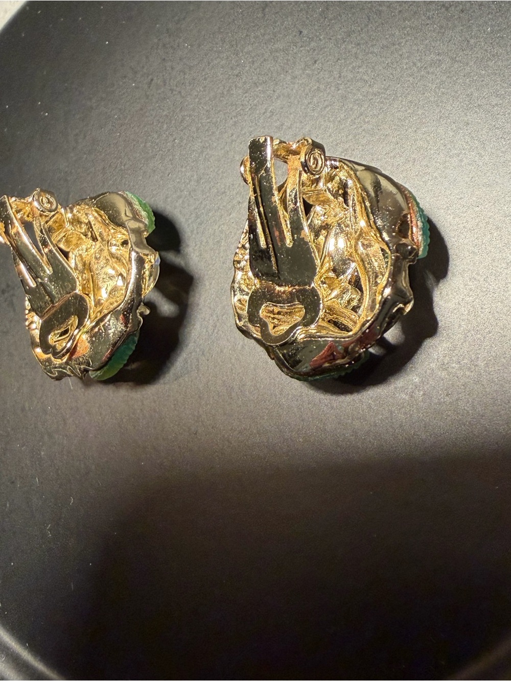 Vintage iridescent Teal-Green glass leaf clip on earrings. - Picture 5 of 6